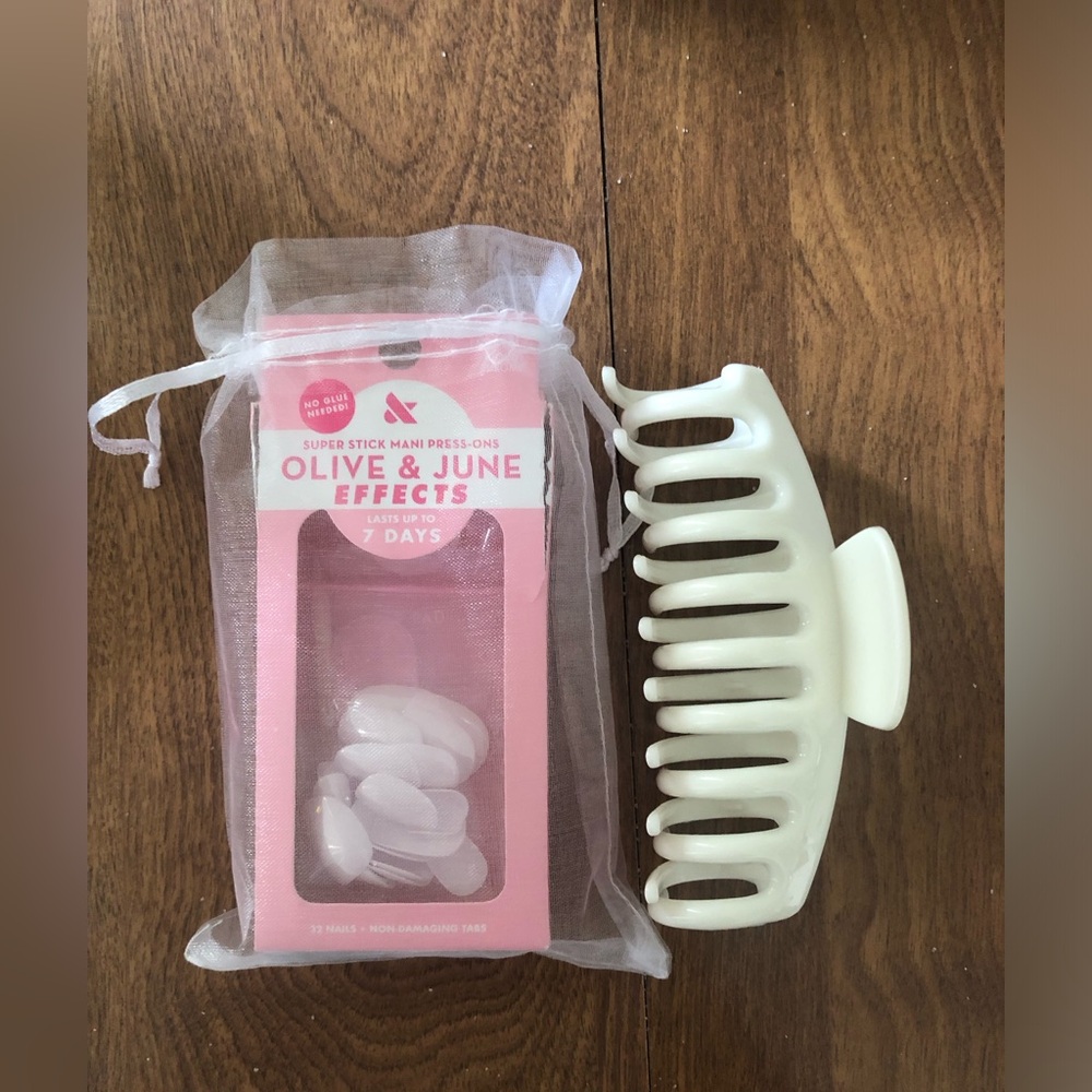 White Press-On Nails Kit with White Hair Clip bundle